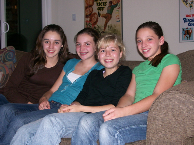 Emily Allison Jennette and Erin waiting for the iCarly countdown to reach 